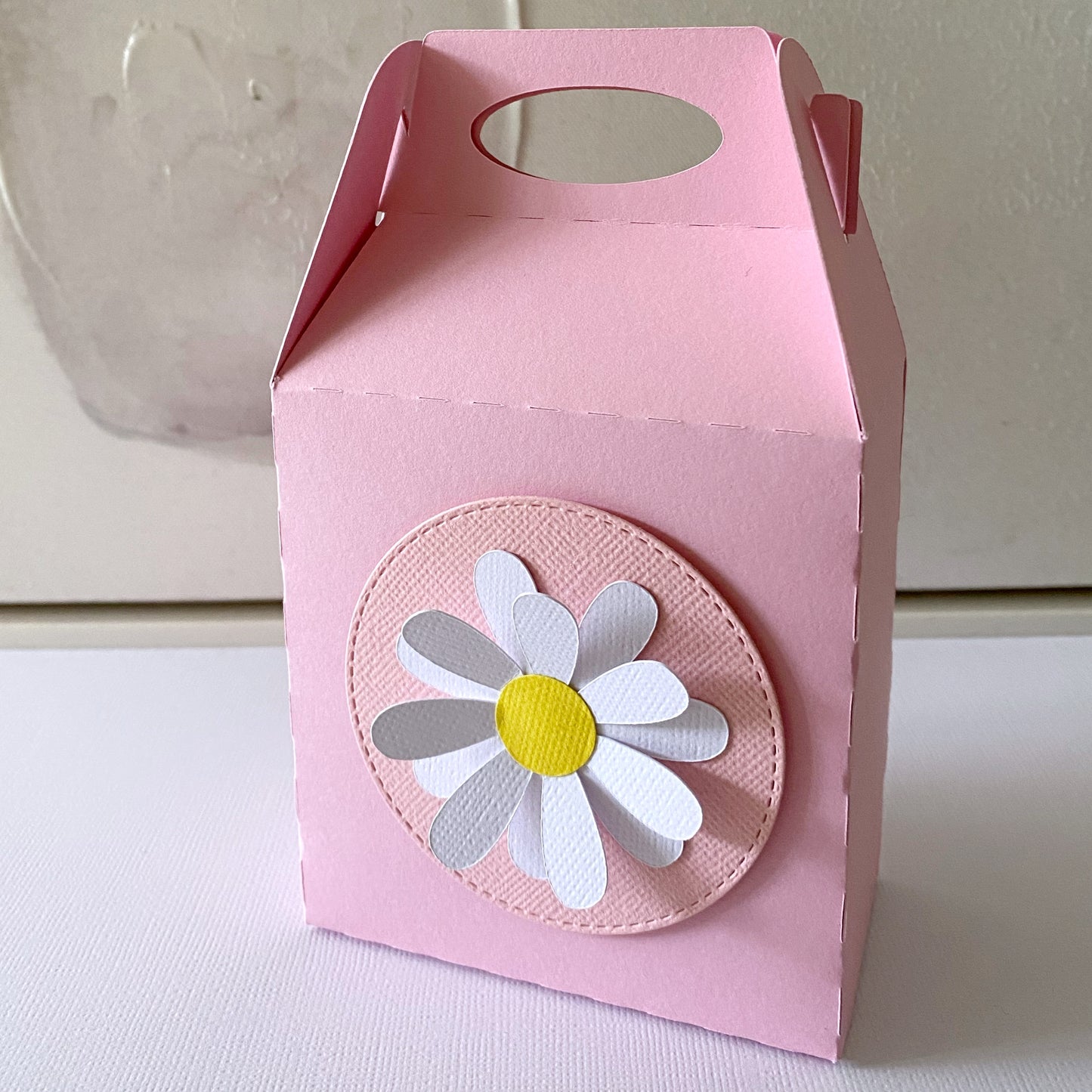 Daisy party gift boxes. Flower birthday party favour box.