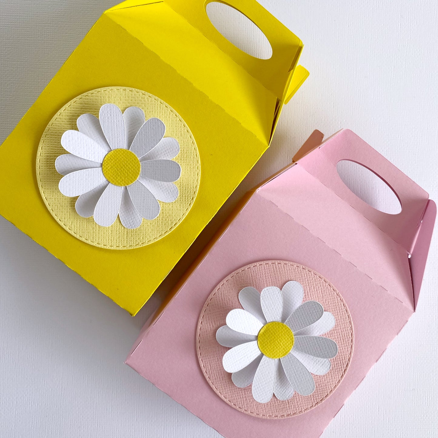 Daisy party gift boxes. Flower birthday party favour box.