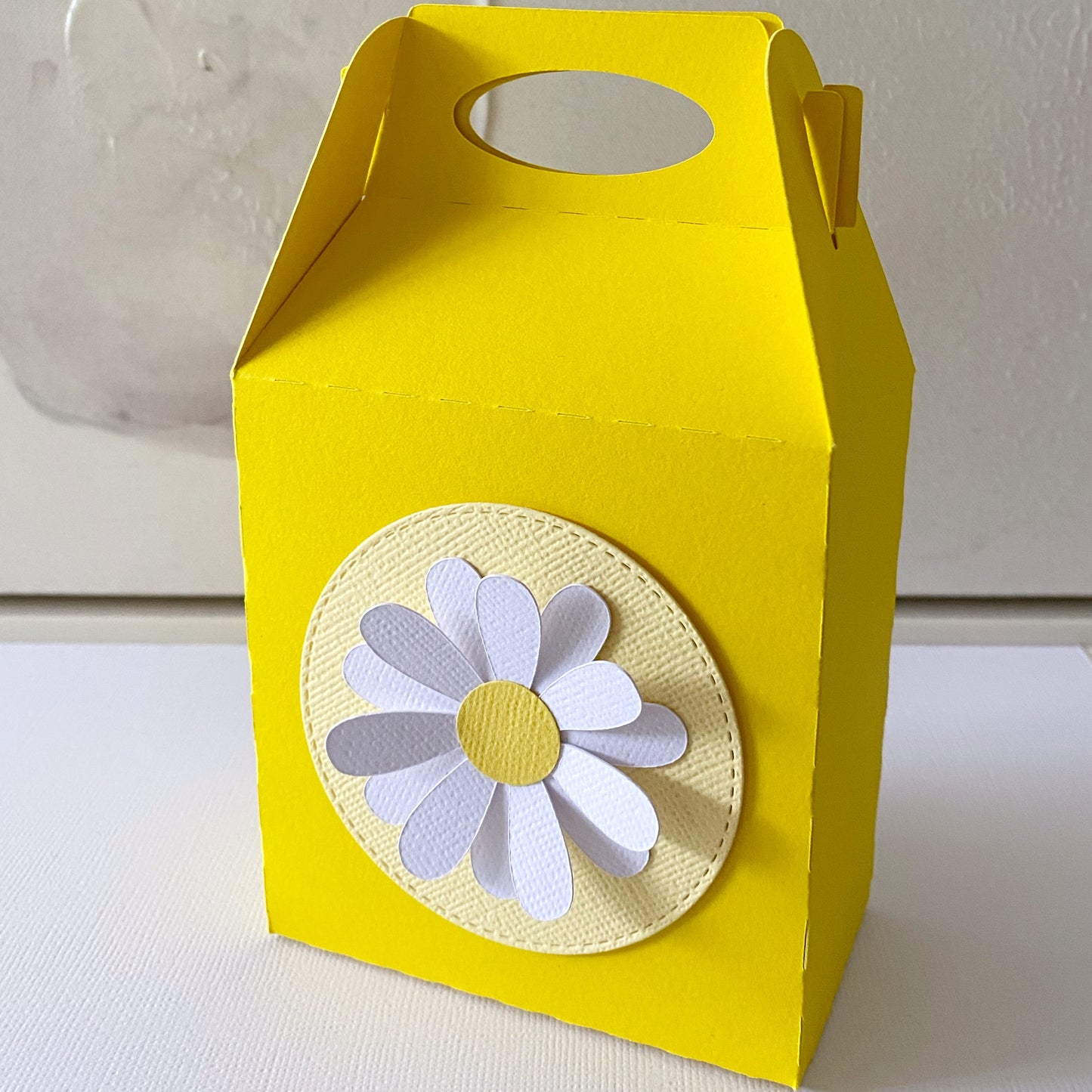Daisy party gift boxes. Flower birthday party favour box.