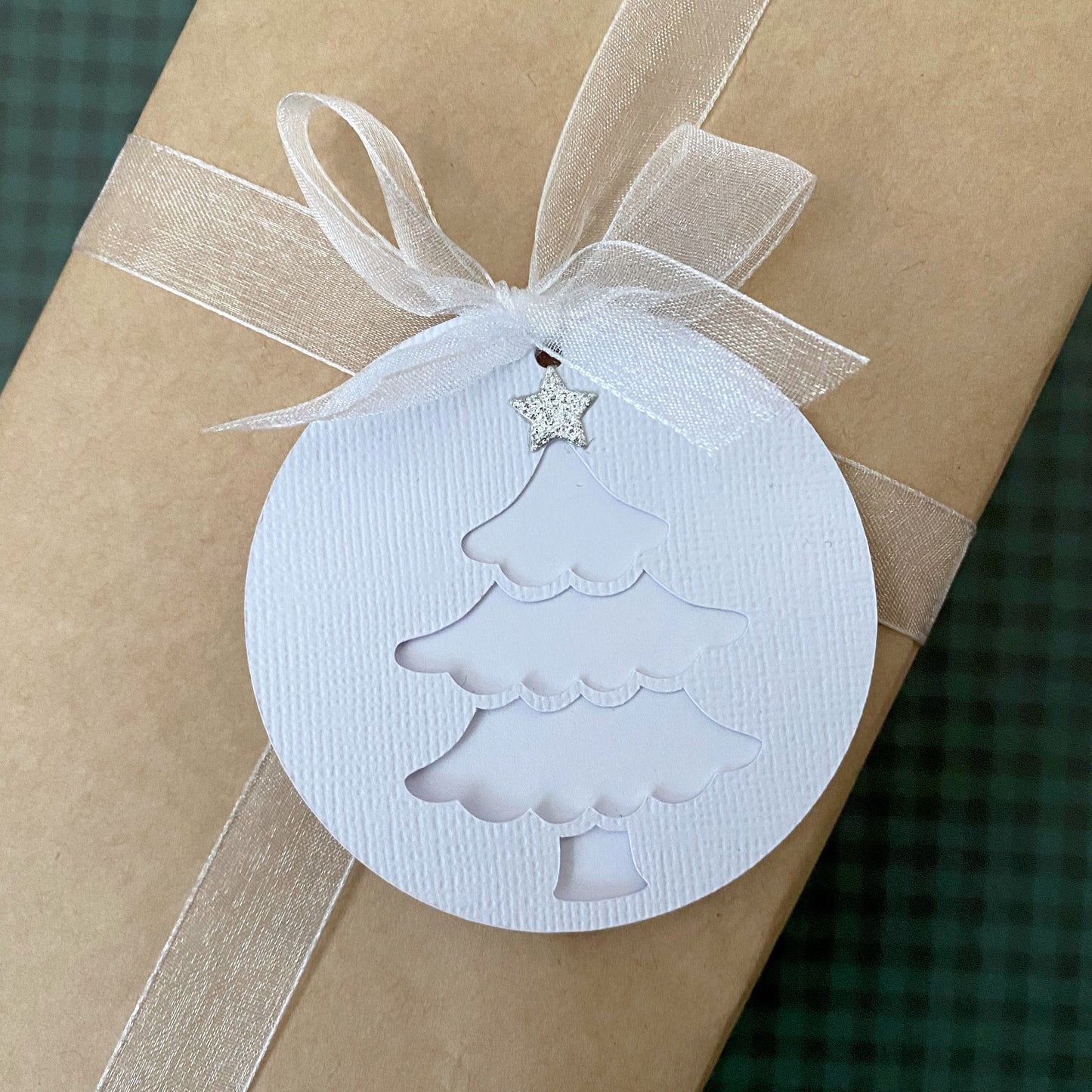 Christmas tree gift tags, round.